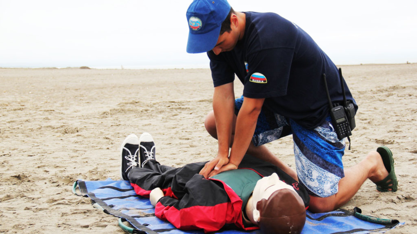 Случай спасения человека. Первая помощь утопающему на воде. Человек без сознания на берегу. Первая помощь утопающему на берегу.